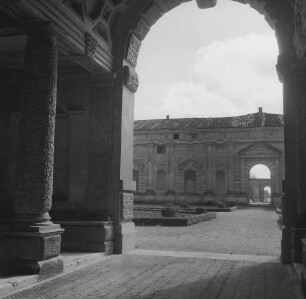 Mantua, Palazzo del Te, Blick aus der Durchfahrt des Westflügels auf die Hoffassade des Ostflügels