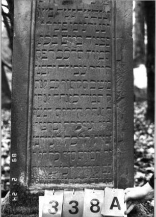 Grabstein 338 (Index: 99752534) Material: Sandstein Zustand: leicht abgeblättert/verwittert Maße HxBxT: 149x47x17 cm Beschreibung: konische Stele, profiliert. Sockel, giebelart. Abschl. m. Verdachung, Schrift eingetief: Grabstein 338A