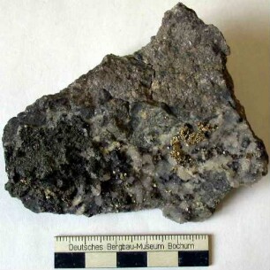 Gediegen Gold auf Quarz