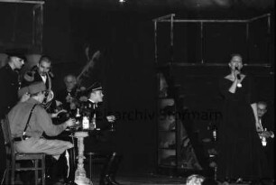 Kleines Theater: Hamburger Straße: Theatergruppe "Blaue Wolke": Aufführung des Dramas "Ghetto" von Joshua Sobol: Bühne, Szenenbild mit Darstellern, Darstellerin mit Mikrofon: 8. Februar 1998