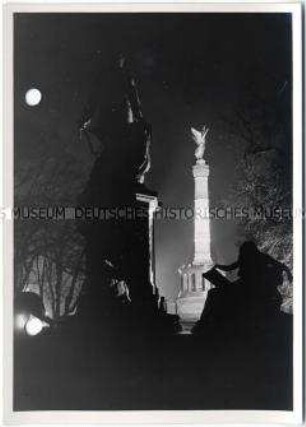 Berlin, Siegessäule und Bismarckdenkmal bei Nacht