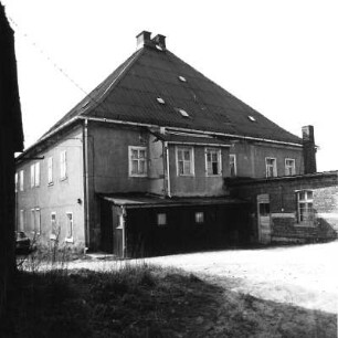 Bergen. Ehem. Herrenhaus (17.-19. Jh.). Straßenansicht von Südost
