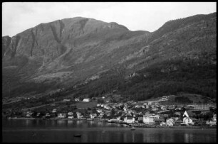 Flåm: Aurlandfjord, Ort Aurland mit Fjord