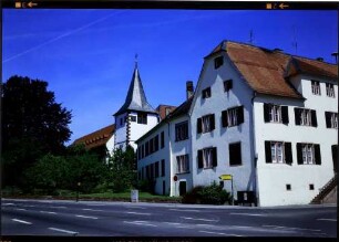 Höchst: Kirche an der Straßenkreuzung
