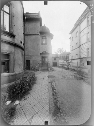 Leipzig-Zentrum, Waldstraße 86. Villa "Mückenschlößchen" (1892; B. Richter). Seitenansicht (Teilansicht) mit Eingang am Treppenturm