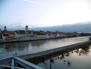 Regensburg: Altstadt mit Goldenem Turm, Rathausturm und St. Oswald