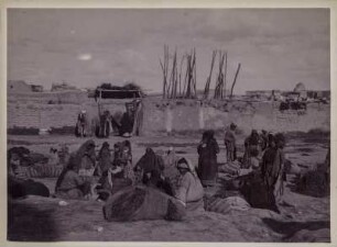 Personengruppe : Personengruppe auf einem Platz in Mossul.