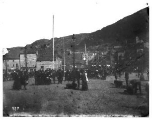 Bergen/ Norwegen: Fischmarkt. Blick auf bevölkerten Platz gegen Häuser und Geschäfte