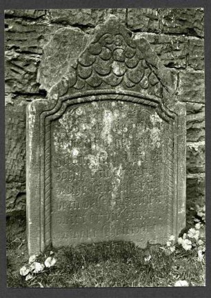 alter Friedhof. Grabstein mit Giebelfeld