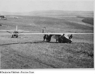 Wasserkuppe bei Gersfeld, Segelflugzeug "Vampyr" : Wasserkuppe bei Gersfeld. Ein Segelflugzeug wird nach der Landung den Hang emporgeschoben. Segelflugzeug Typ "Vampyr" der Akademischen Flieger Hannover