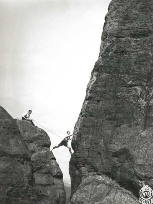 Sächsische Schweiz, Schrammsteine. Schrammtorwächter. Seilschaft Hans Geiger an der Westkante des Alten Weges (VI)