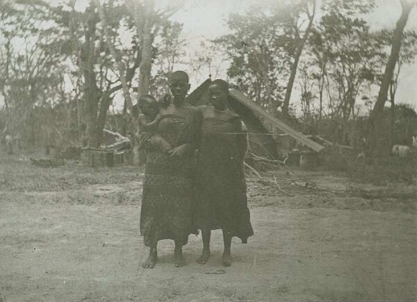 Campsite "Maji - kuhepokia". Between Songea and Livale. Bebi and her Somo.