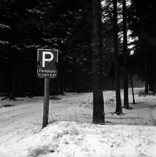 Polizei: Mord an der Hamburger Küchenhilfe Edeltraut Harloff am 26. November 1965: Oher Tannen: Leichenfundort: Waldwege mit Reifenspuren: links Parkplatzschild: hinten Tannen: Winter