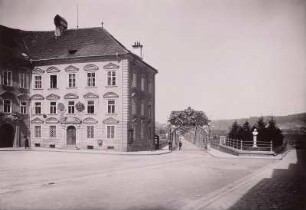 Braunau am Inn, Stadtplatz : Österreich. Braunau am Inn. Stadtplatz. Nordseite mit Bezirksgericht und Straßenbrücke über den Inn