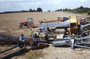 Erntegut-Aufbereitung am Feldrand nach Ernte mit Roderlader E 684