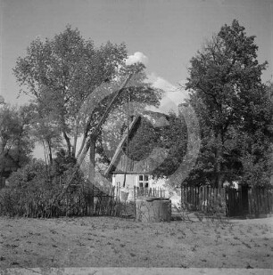 Gehöft mit Ziehbrunnen in Polen