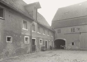 Mobschatz-Brabschütz, Dorfplatz 10. Bauernhof (bez. 1790). Wohnstallhaus und Scheune