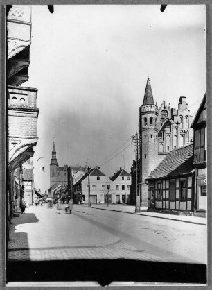 Tangermünde, Blick zur Kirche St. Stephan, rechts das Rathaus