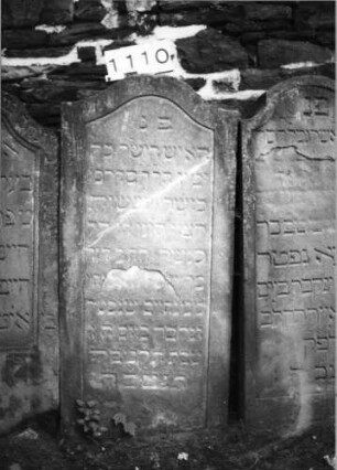 Grabstein 1110 (Index: 99630613) Material: Sandstein Zustand: mittig abgeblättert, Textverlust Maße HxBxT: 128x60x12 cm Beschreibung: Stele mit Konvexbogenabschluß. Schriftfeld eingetieft: Grabstein 1110
