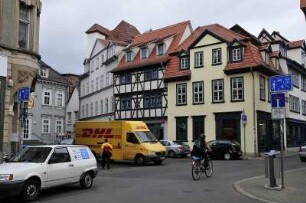 Altstadt von Erfurt mit DHL Fahrzeug : Das Zentrum der Thüringer Landeshauptstadt Erfurt wird dominiert von vielen historischen denkmalgeschützten Gebäuden. Bild: Blick auf historische Wohnhäuser und Geschäfte in der Langen Gasse in Erfurt, aufgenommen 2008