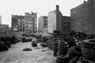 Berlin-Kreuzberg : Berlin-Kreuzberg, nahe Friedrichstrasse, Ruinen und Altreifen
