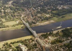Schillerplatz und Loschwitzer Brücke ("Blaues Wunder") gegen Loschwitz : Dresden-Blasewitz. Schillerplatz und Loschwitzer Brücke ("Blaues Wunder") gegen Loschwitz. Luftbild-Schrägaufnahme von Westen