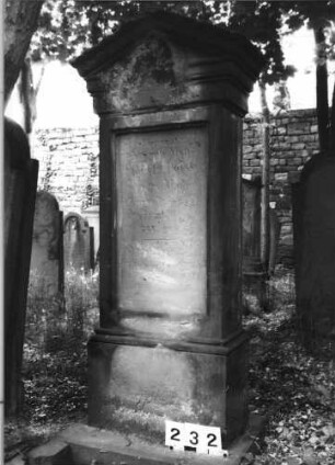 Grabstein 232 (Index: 99629733) Material: Sandstein Zustand: stark verwittert mit Textverlust Maße HxBxT: 177x76x35 cm Beschreibung: Stele, getreppter Sockel, Giebel, rechteckiges Schriftfeld eingetieft: Grabstein 232