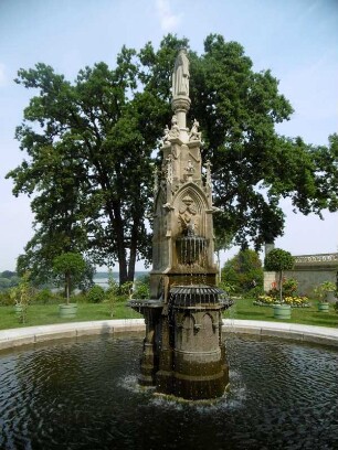 Potsdam: Park Babelsberg mit Städtebrunnen vor dem Schloß