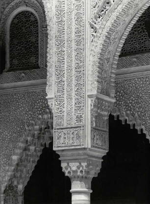 Alhambra, Generalife. Säulendetail im nördlichem Säulengang des Myrtenhofes