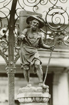 Weinbauerbrunnen : Weinbauerbrunnen. Stein, Schmiedeeisen (1909). Detail: Brunnenfigur. Zürich, Weinplatz