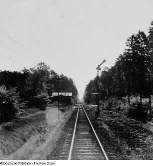 Einflügeliges Formhauptsignal in Stellung Hf 1 ("Fahrt" ) an einer eingleisigen Eisenbahnstrecke, aufgestellt auf der Bettung des abgebauten zweiten Gleises