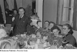 Übergabe von Blumengeschenken auf einer Veranstaltung zum Internationalen Frauentag