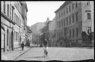 Weißenfels. Klosterstraße mit Radfahrer