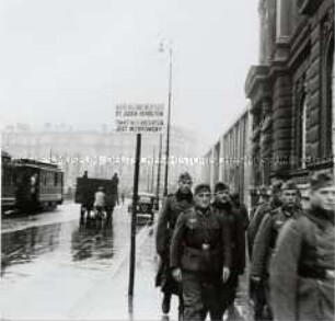 Deutsche Soldaten in der ul. Królewska am Pilsudzki-Platz in Warschau, Blick in östliche Richtung. Rechts der Kronenberg-Palast.