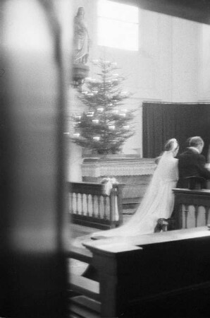 Hochzeit von Nikolaus Grasser, Bruder des Fotografen. Bad Wörishofen. Das Brautpaar vor dem Altar in der Pfarrkirche Sankt Justina