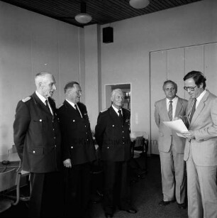 Nütschau: Kreisfeuerwehrzentrale: Ehrung für Kreisbrandmeister Heinrich Dittmer zum 25-jährigen Dienstjubiläum: Überreichung der Ehrenurkunde durch Landrat Hans-Henning Becker-Birck im Beisein von Ehrenkreisbrandmeister Hinrich Harms und dem ehemaligen Kreisbrandmeister Heinz Poschmann sowie Lothar Bitsching