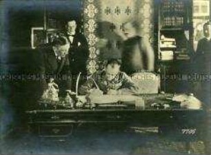Richard von Kühlmann und Ottokar Graf Czernin bei der Unterzeichnung des Waffenstillstands mit Rumänien in Focsani