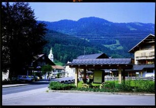 Bezau: Ortsstraße mit Kirche
