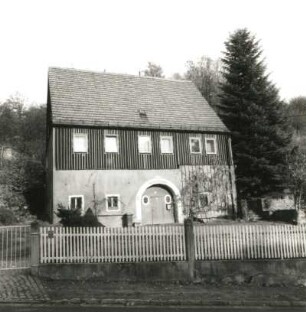 Dresden-Cossebaude, Hässige Straße 2. Wohnhaus "Altes Herrenhaus" (1601/1700). Straßenfront