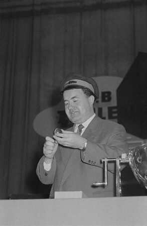 Portrait Heinz Quermanns beim Ziehen von Zahlen während der Ziehung der 52. Spielwoche des VEB Zahlenlotto