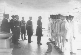 Kaiser Wilhelm II. und Begleitung vor der Front angetretener Matrosen : Seiner Majestät Schiff "Hansa" vor Balholm (Norwegen). Kaiser Wilhelm II. und Begleitung vor der Front angetretener Matrosen