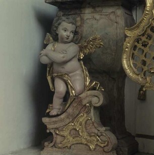 Putto mit gekreuzten Armen