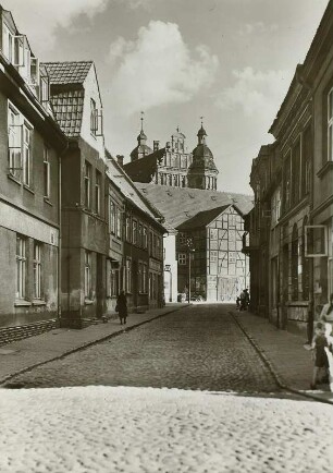 Güstrow. Schloßstraße. Blick gegen Fachwerkspeicher und Schloss