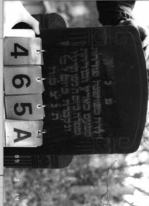 Grabstein 465 (Index: 100093171) Maße HxBxT: 152x55x24 cm Symbolik: Verzierungen Besonderheit: Kindergrab: Grabstein 465A