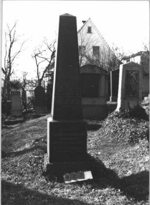 Grabstein 423 (Index: 99786386) Maße HxBxT: 221x48x47 cm Besonderheit: kulturhistorisch wertvoll / hist.-wiss. Gründe (Gemeindestellung): Grabstein 423