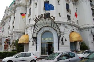 Nizza - Hotel Negresco : Haupteingang des Luxus Hotels Negresco an der Promenade des Anglais in Nizza. 2006