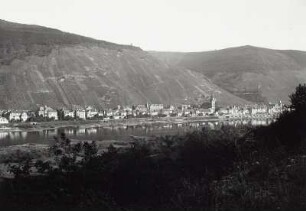 Zell, Ortsansicht mit Pfarrkirche Sankt Peter und Paul und Pulverturm, Blick vom linken Ufer über die Mosel nach Südosten