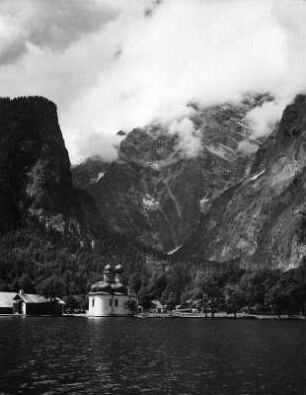 Schönau am Königssee. St. Bartholomä am Westufer des Königssees auf der Halbinsel Hirschau (17. Jh. umgebaut)