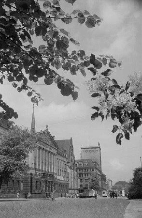 Ansicht des Universitätsgebäudes, dahinter die Paulinerkirche. Im Hintergrund das Krochhochhaus