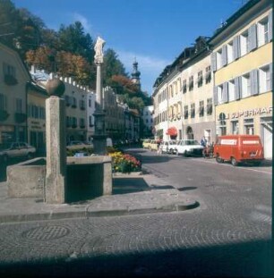 Bruneck. Marienplatz mit Mariensäule und Brunnen
